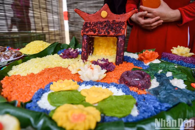 The sticky rice trays are shaped into communal roofs, dikes and vast green lawns, just like the original thousand-year-old village on the Red River. According to the elders, Phu Thuong currently has three artisans and about 600 families making sticky rice and a retail "system" with hundreds of people in the village, bringing the fragrance of Phu Thuong sticky rice to every corner of Hanoi.