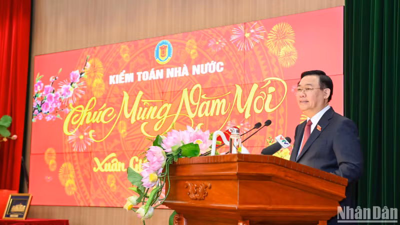 NA Chairman Vuong Dinh Hue speaks at the event.