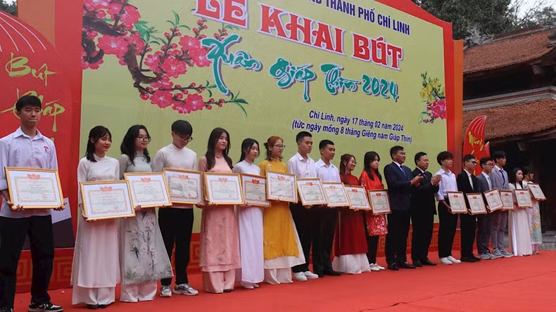 Pupils and students with excellent academic achievements honoured.