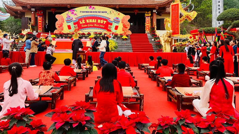 Students participated in the pen-brush opening ceremony.