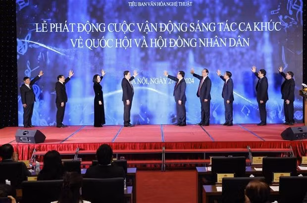 NA Chairman Vuong Dinh Hue and delegates launch the campaign. (Photo: VNA)