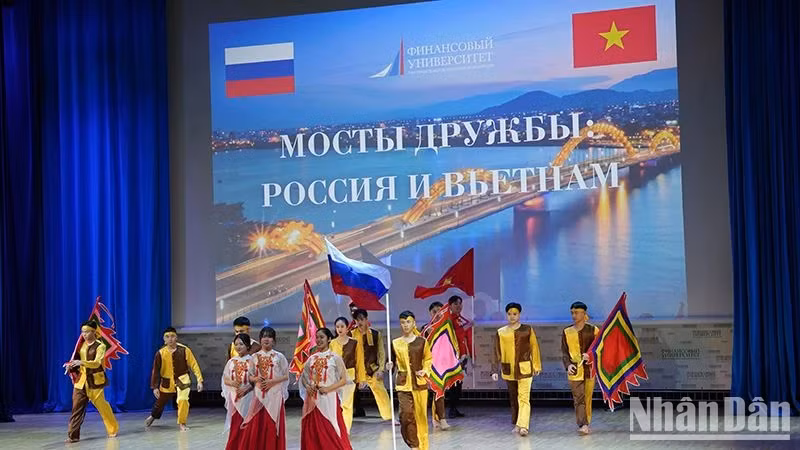 Images of the national flags of Vietnam and Russia at event.