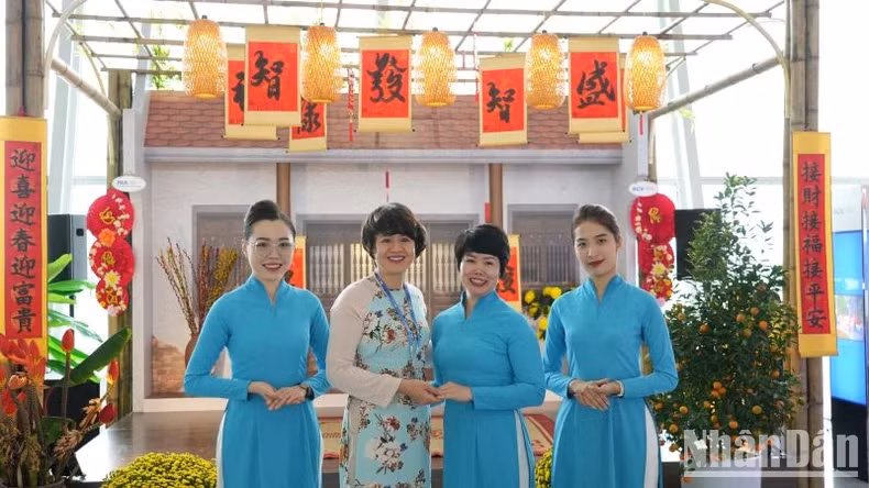 On February 14, Nguyen Thi Kim Ngan, Deputy Director of Noi Bai International Airport (second person from the left) and several officers and staff on duty were present at the event.