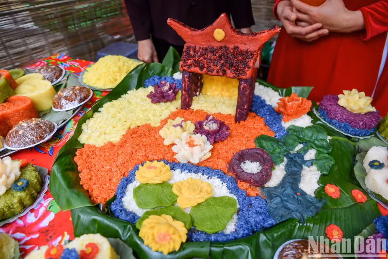 Every year, villagers hold a sticky rice cooking contest and offer large, beautiful sticky rice trays, crystallised from the essence of heaven and earth, along with human creative talent, to the village's tutelary god with the wish for a new spring of prosperity and peace.