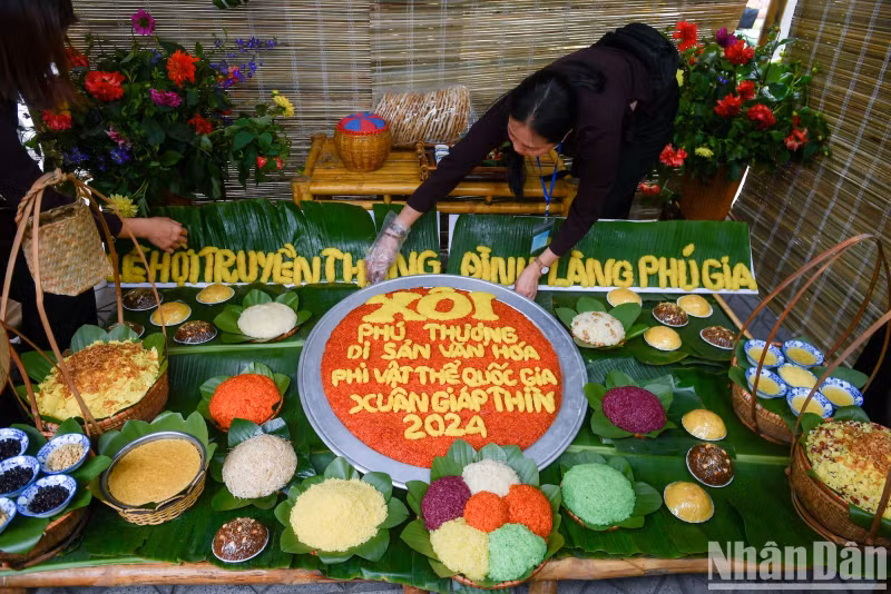 Contest at Phu Thuong traditional sticky rice festival.