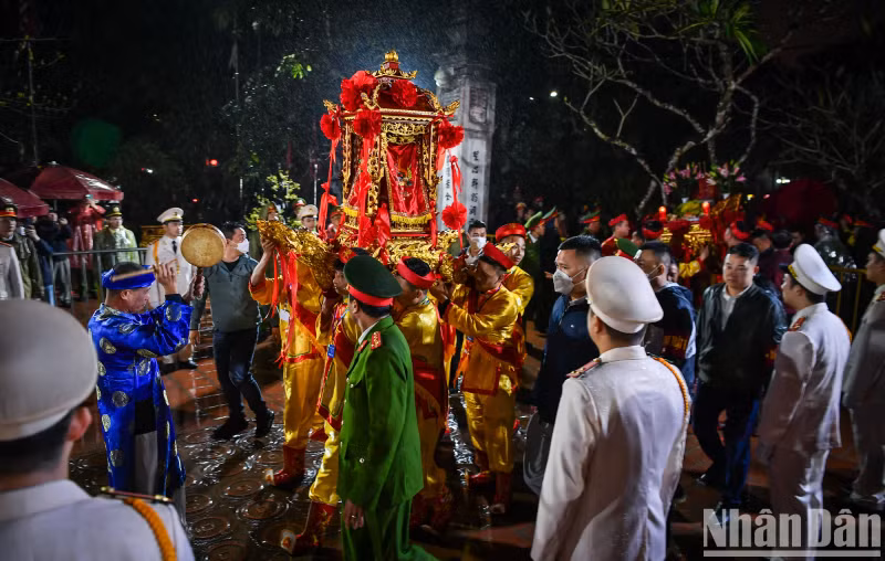 The ceremony opened with a seal procession ritual from Co Trach Shrine (a temple that worships the Great King Tran Quoc Tuan) to Thien Truong Shrine (which worships the 14 kings of the Tran dynasty). The seal opening rituals then took place in a solemn atmosphere, in line with the traditional rites.