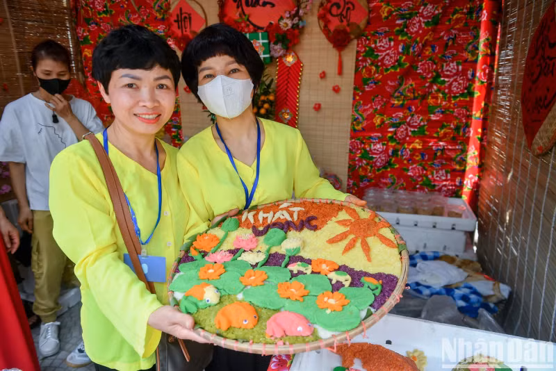 "To cook unique sticky rice, trays have been cooked since morning. Each sticky rice tray contains love for the land, humans and traditional crafts of Phu Thuong Village," Ha Huyen shared.