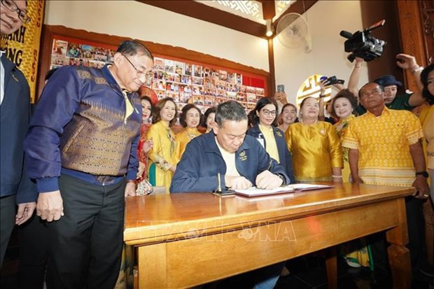 Thai Prime Minister Srettha Thavisin signs the guestbook at the President Ho Chi Minh memorial site in Nakhon Phanom province on the morning of February 17, 2024. (Photo: VNA)