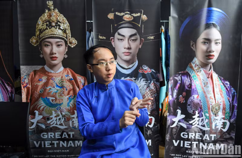 Meanwhile, Tuan Anh researched, designed, and sewed traditional patterns himself, while also participating in the Dai Viet Flowers project.