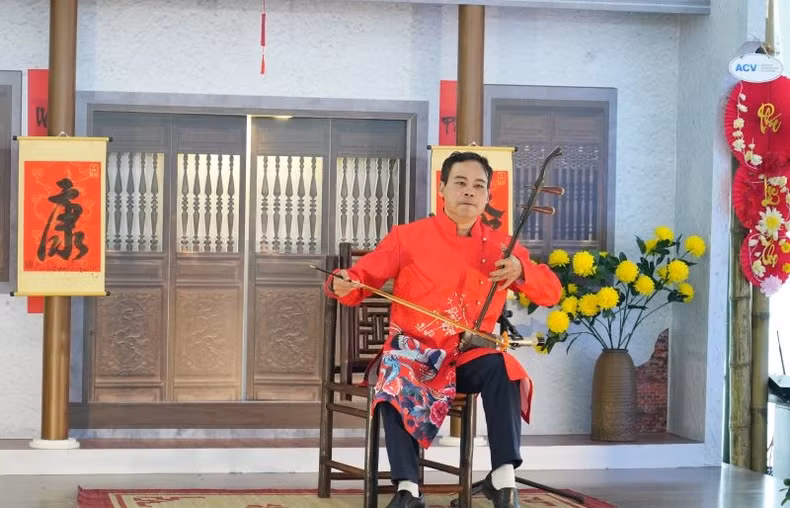 The art space is full of Vietnamese Tet at the capital's aviation gateway.