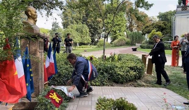 At President Ho Chi Minh’s Monument (Photo: VNA)