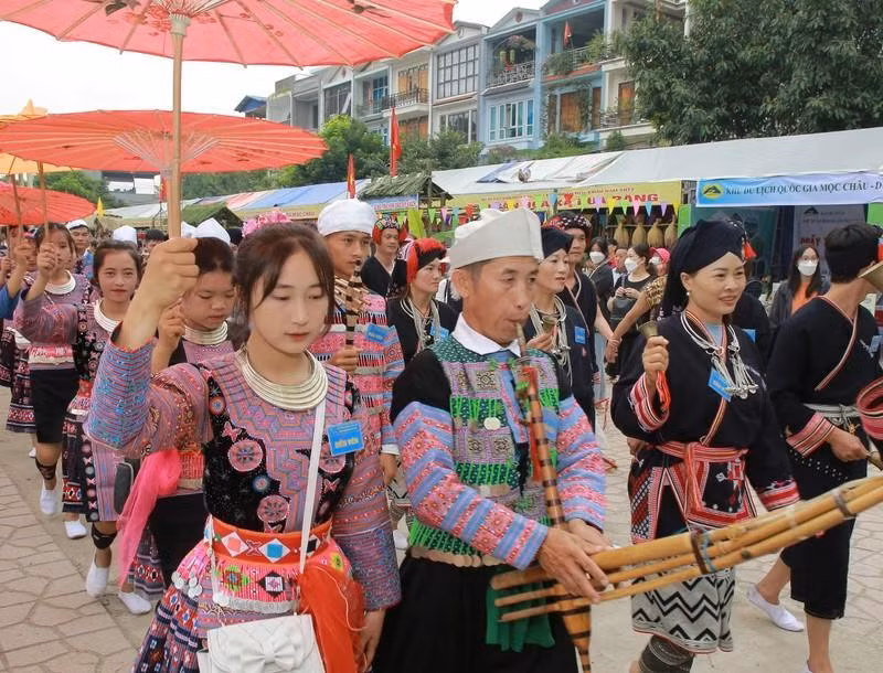 Street community activities take place on the roads of Moc Chau District. Street community activities take place on the roads of Moc Chau District.