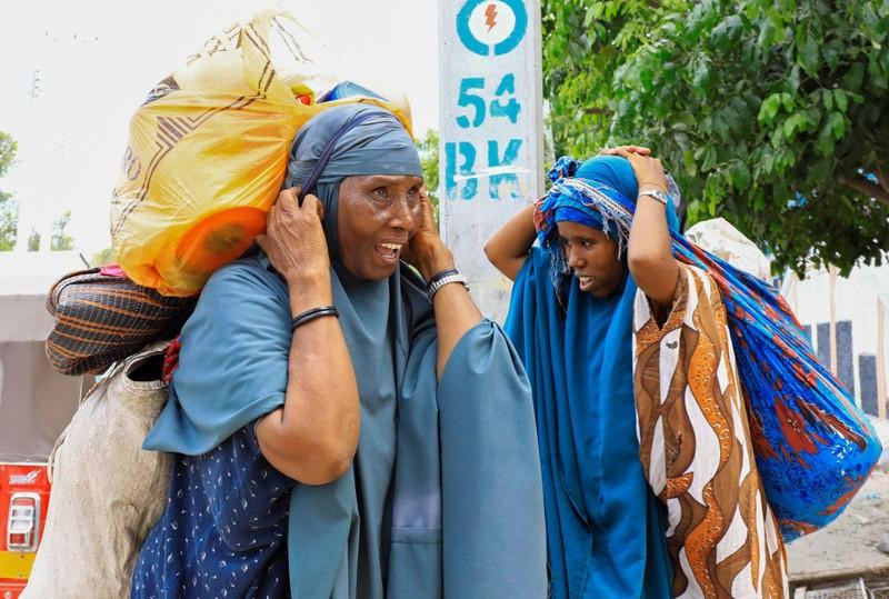 Civilians flee following gunfire between factions within Somalia's security forces near KM4 in Hodan district of Mogadishu, Somalia April 26, 2021. (Photo: REUTERS) (Illustrative image)