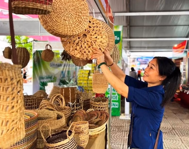 Handicraft products are introduced and sold at the fair.