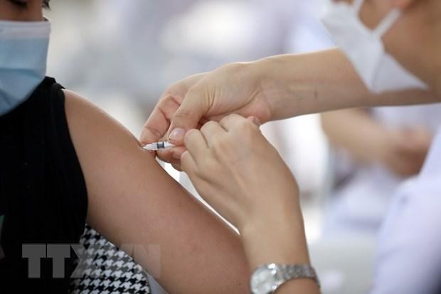 Getting vaccinated against COVID-19 (Photo: VNA)