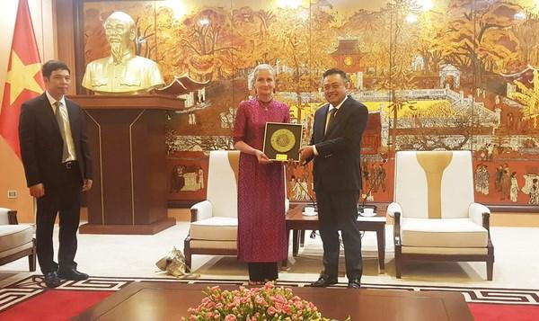 Chairman of the Hanoi People’s Committee Tran Sy Thanh (R) presents souvernir to Marie-Laure Lavenir, Director General of the ICOMOS (Photo: hanoimoi.com.vn)