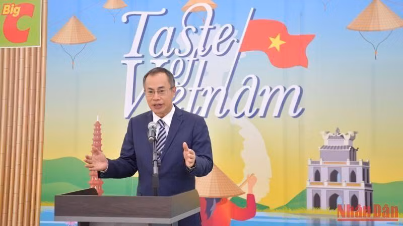 Vietnamese Ambassador to Thailand Phan Chi Thanh speaks at the opening ceremony of " Taste of Vietnam " 