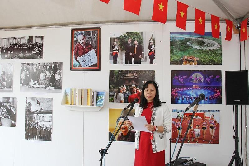 Member of the editorial board of Nhan Dan Newspaper Nguyen Thi Thu Ha speaks at the event.