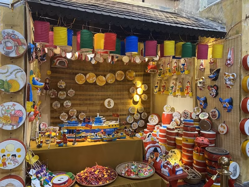 The traditional Mid-Autumn Festival toys within the programme “Den thu lung linh”.