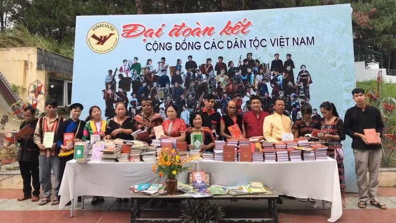 People are happy to receive gifts of books from publishers, bookstores and young authors.