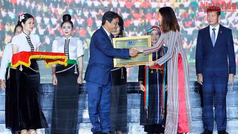 Deputy Minister of Culture, Sports, and Tourism Hoang Dao Cuong receives the UNESCO certificate of registration for the art of Xoe Thai from United Nations Resident Coordinator in Vietnam Pauline Tamesis. (Photo: Tran Hai)