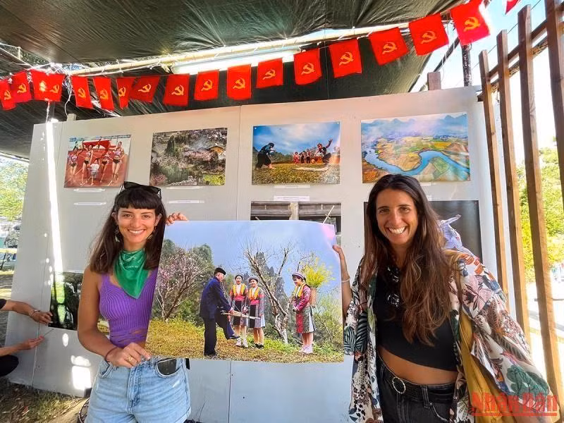 Mariana Melo (left), who visited Vietnam with her friends in 2019, very happy to see the images reminiscent of her trip with many impressive experiences. The two think that Vietnam is very attractive and has friendly people and beautiful nature, so they will definitely return to visit next year. Mariana Melo (left), who visited Vietnam with her friends in 2019, very happy to see the images reminiscent of her trip with many impressive experiences. The two think that Vietnam is very attractive and has friendly people and beautiful nature, so they will definitely return to visit next year.