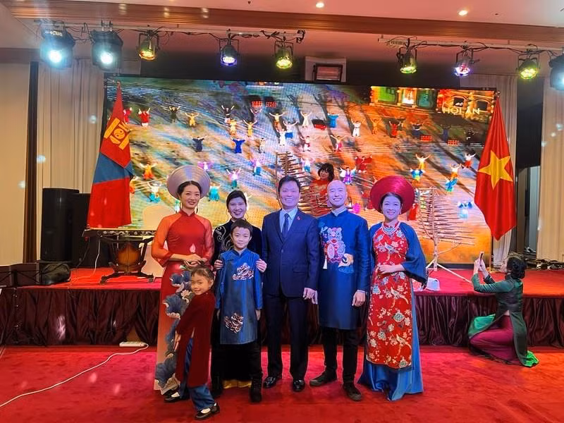 The band "Suc Song Moi" took souvenir photos with Ambassador Doan Khanh Tam and his wife. (Photo: Embassy of Vietnam in Mongolia)