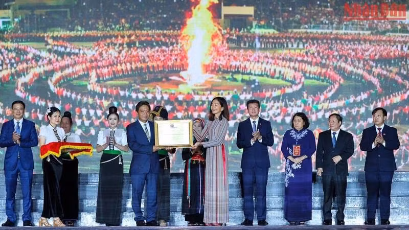 Deputy Minister of Culture, Sports, and Tourism Hoang Dao Cuong receives the UNESCO certificate of registration for the art of Xoe Thai from United Nations Resident Coordinator in Vietnam Pauline Tamesis. (Photo: Tran Hai)