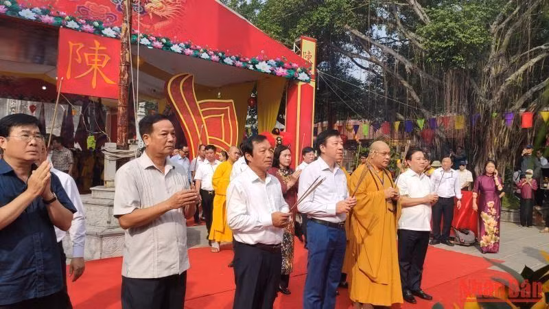The delegates offered incense to commemorate the 722nd death anniversary of national hero Tran Quoc Tuan.