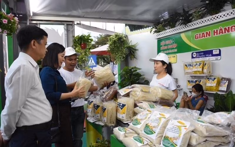 People and tourists buy OCOP products at Hoa Vang Agricultural Fair in 2022.
