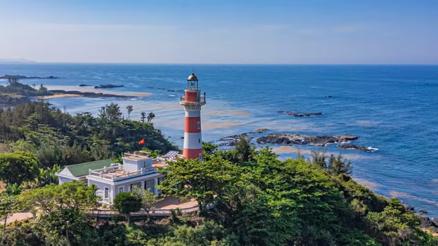 In pictures: Ba Lang An Lighthouse – the “Eye of the Sea” amid Quang Ngai Province’s “Lava Museum”