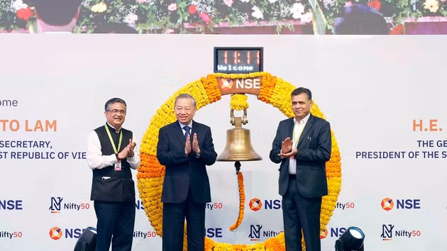 In pictures: Viet Nam’s top leader rings the bell at India’s National Stock Exchange
