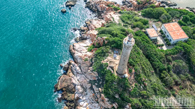 In pictures: Exploring Ke Ga Lighthouse at low tide