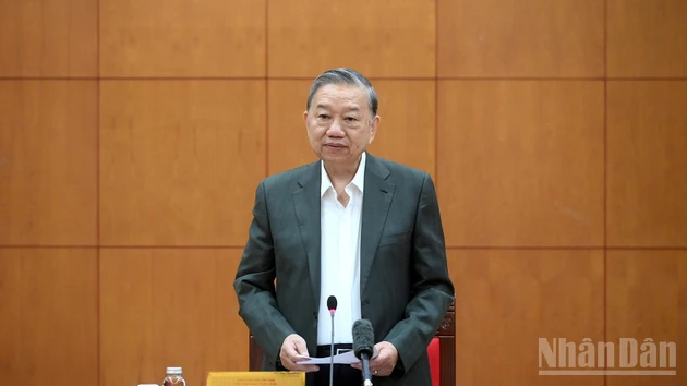 In pictures: Party chief works with subcommittees for 14th National Party Congress