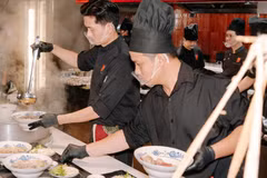 A pho-cooking performance at the event. (Photo: VCCA)
