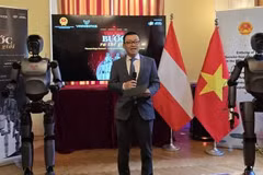 Vietnamese Ambassador to Austria Vu Le Thai Hoang speaks at the event. (Photo: VNA)