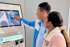 Youth union members in Lac Duong Commune, Lam Dong Province, assist residents in obtaining queue numbers at an online public service kiosk. (Photo: Lam Dong Newspaper)
