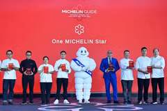 Representatives of the restaurants awarded one-star Michelin. (Photo: Organising Committee)