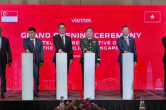 Vietnamese Deputy Minister of National Defence Sen. Lieut. Gen. Hoang Xuan Chien (third, right) and delegates launch Viettel’s representative office in Singapore. (Photo: VNA)