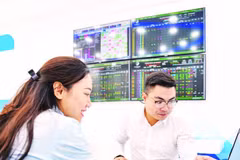 Investors monitor activity on the Vietnamese stock market. (Photo: Tue Nghi)