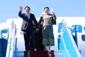 Prime Minister of Laos Sonexay Siphandone and his spouse Vandara Siphandone arrive in Ha Noi on June 7, beginning an official visit to Viet Nam and attendance at the third ASEAN Future Forum (AFF) (Photo: VNA)