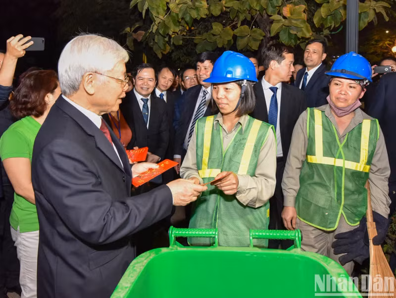 Party General Secretary and President Nguyen Phu Trong extends New Year greetings to workers from the Hanoi Urban Environment Company working around the West Lake on New Year's Eve. Party General Secretary and President Nguyen Phu Trong extends New Year greetings to workers from the Hanoi Urban Environment Company working around the West Lake on New Year's Eve.