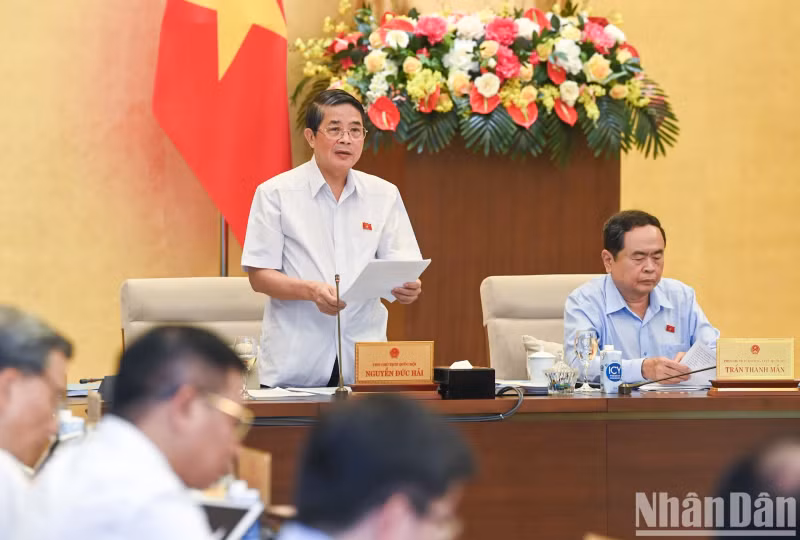 Following the opening ceremony, under the moderation of NA Vice Chairman Nguyen Duc Hai, the NA Standing Committee commented on the supplementary assessment report on the implementation results of socio-economic development and state budget tasks in 2023, and the implementation of the socio-economic development and state budget plans in the first months of 2024.