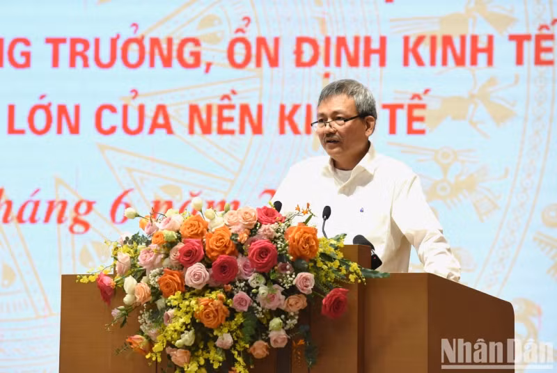 Lai Xuan Thanh, Chairman of the Board of Directors of the Airports Corporation of Vietnam (ACV) delivers a speech at the meeting.