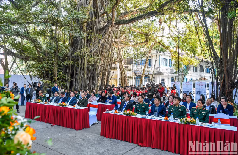 The delegates attend the opening ceremony for the exhibition.