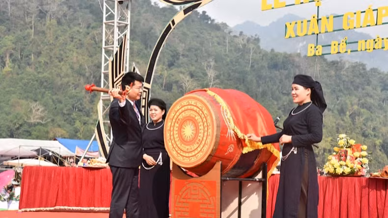 Secretary of Ba Be District Party Committee, Duong Ngoc Thuyet, beat the drum to open the festival. (Photo: HONG TUYEN)