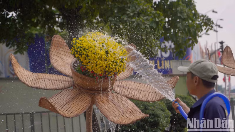 A number of miniature landscapes have been promptly completed by workers.