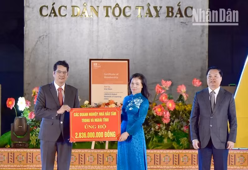 Leaders of the Fatherland Front Committee of Son La Province grant financial support from the family of the revolutionist and fallen soldier To Hieu as well as many benefactors to the To Hieu Scholarship Fund.