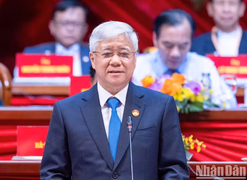 VFF Central Committee’s President Do Van Chien gives remarks at the session.