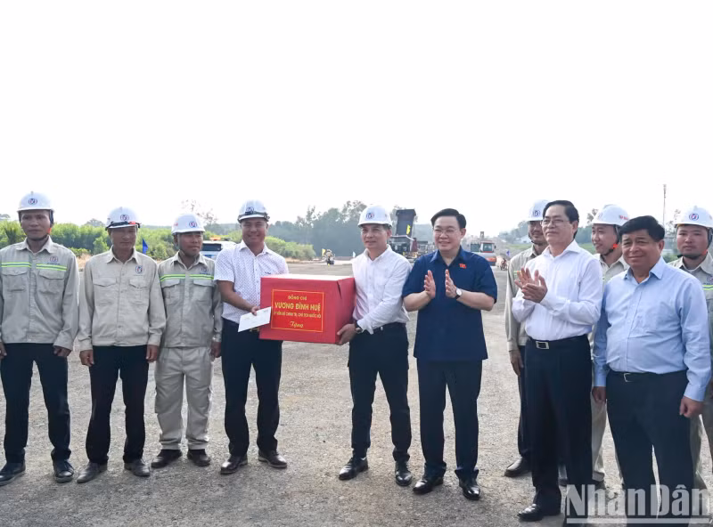 NA Chairman Vuong Dinh Hue presents gifts to the project's contractors and construction units. NA Chairman Vuong Dinh Hue presents gifts to the project's contractors and construction units.